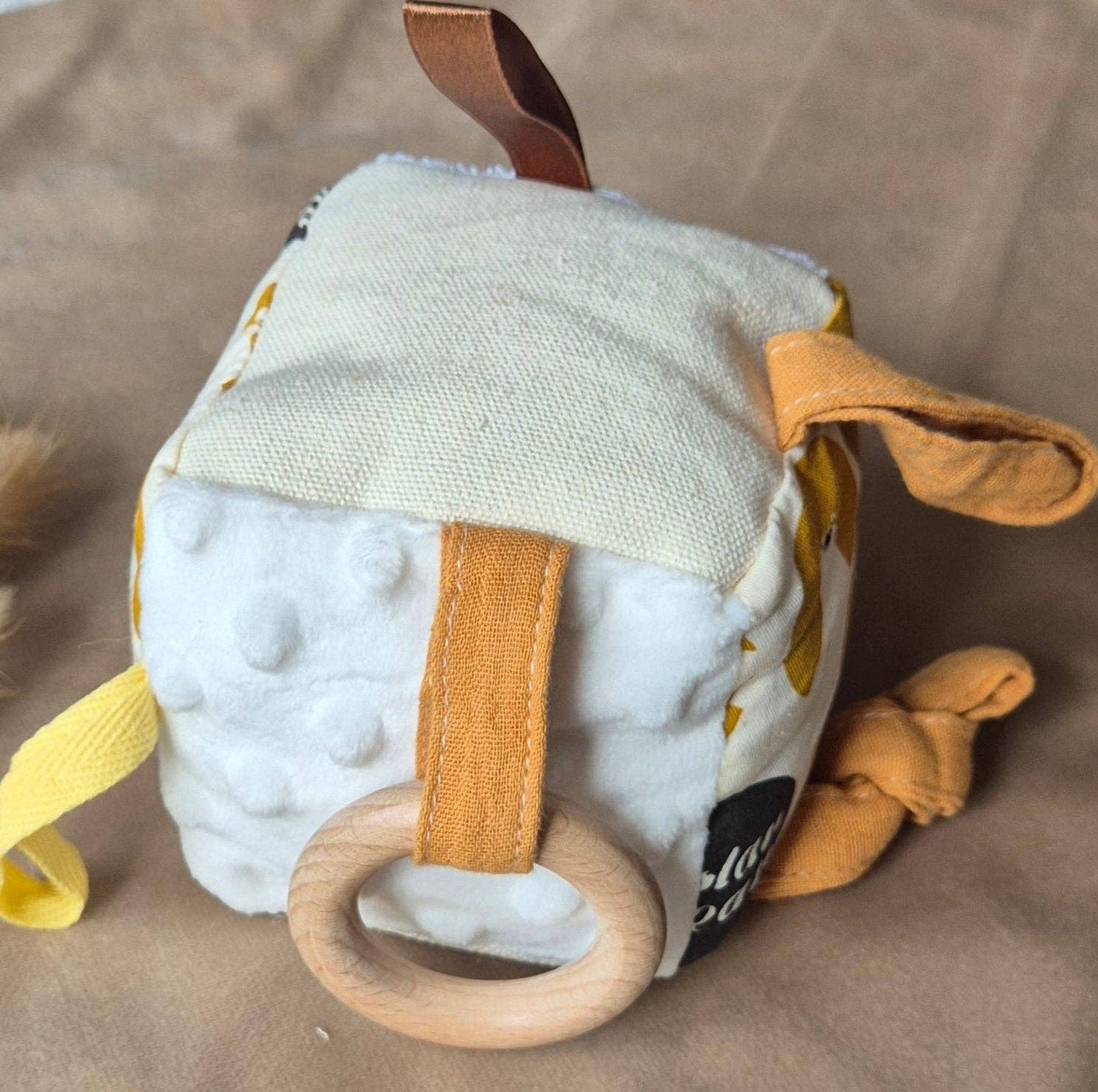 Simpatico cubo di attività in morbido peluche per bambini