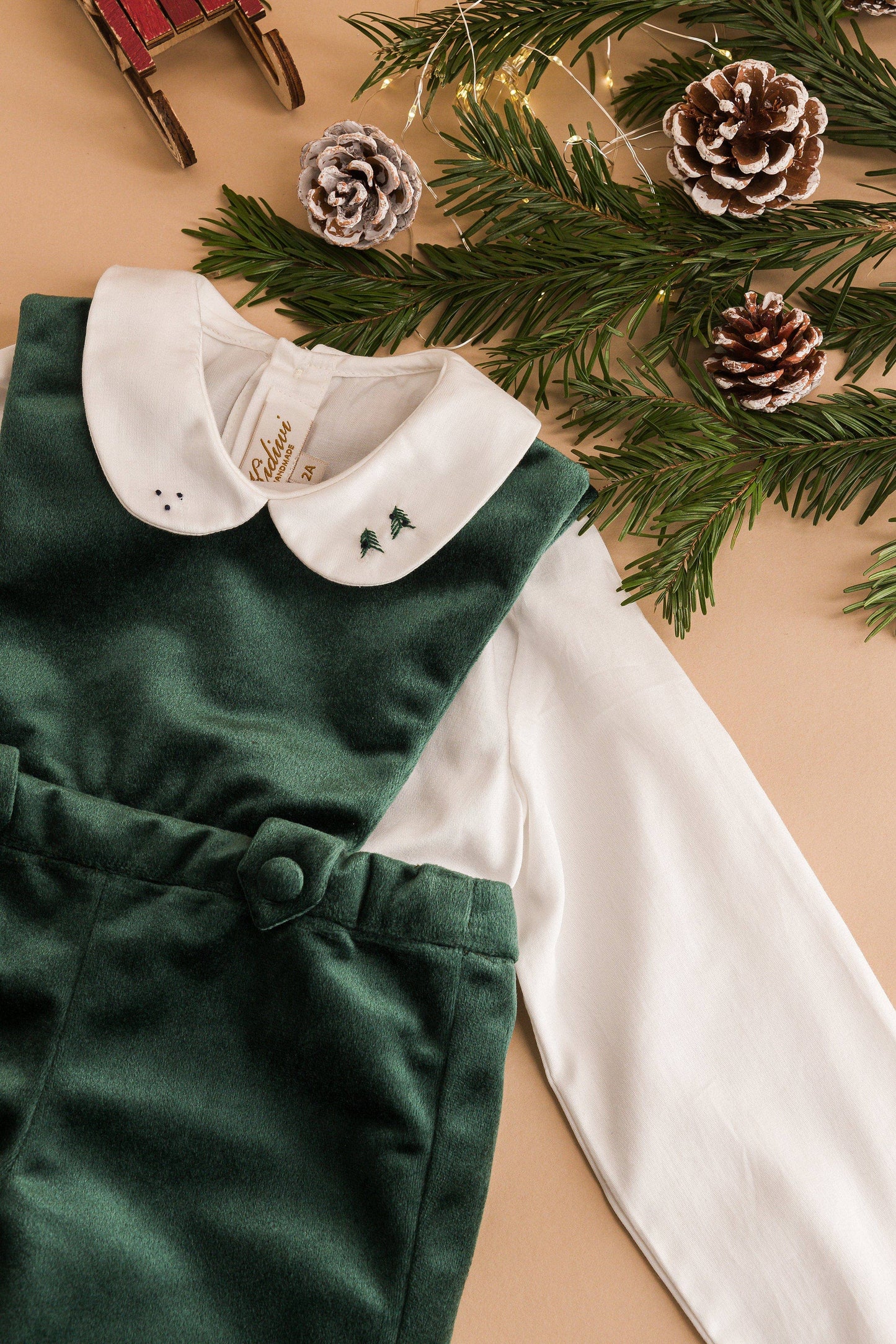 Harry, camicetta in twill bianco biologico con ricami di abeti verdi