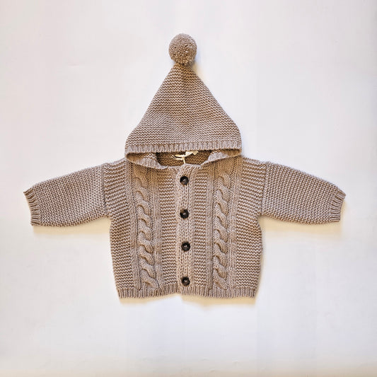 AW Cardigan per Neonato Fatto a Mano con Cappuccio – Maglia a Treccia