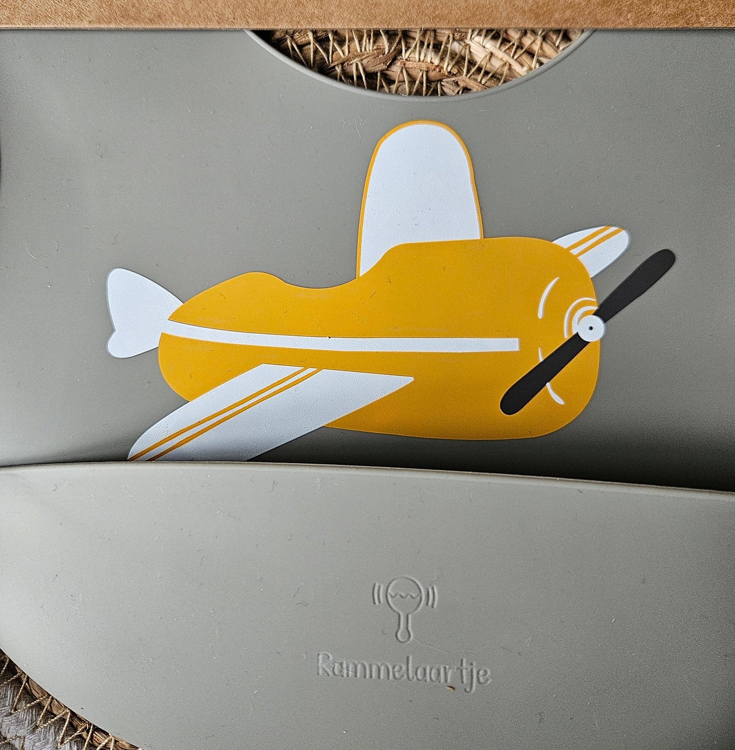 Bavaglino in silicone con vaschetta di raccolta Sage - Airplane - Giallo ocra