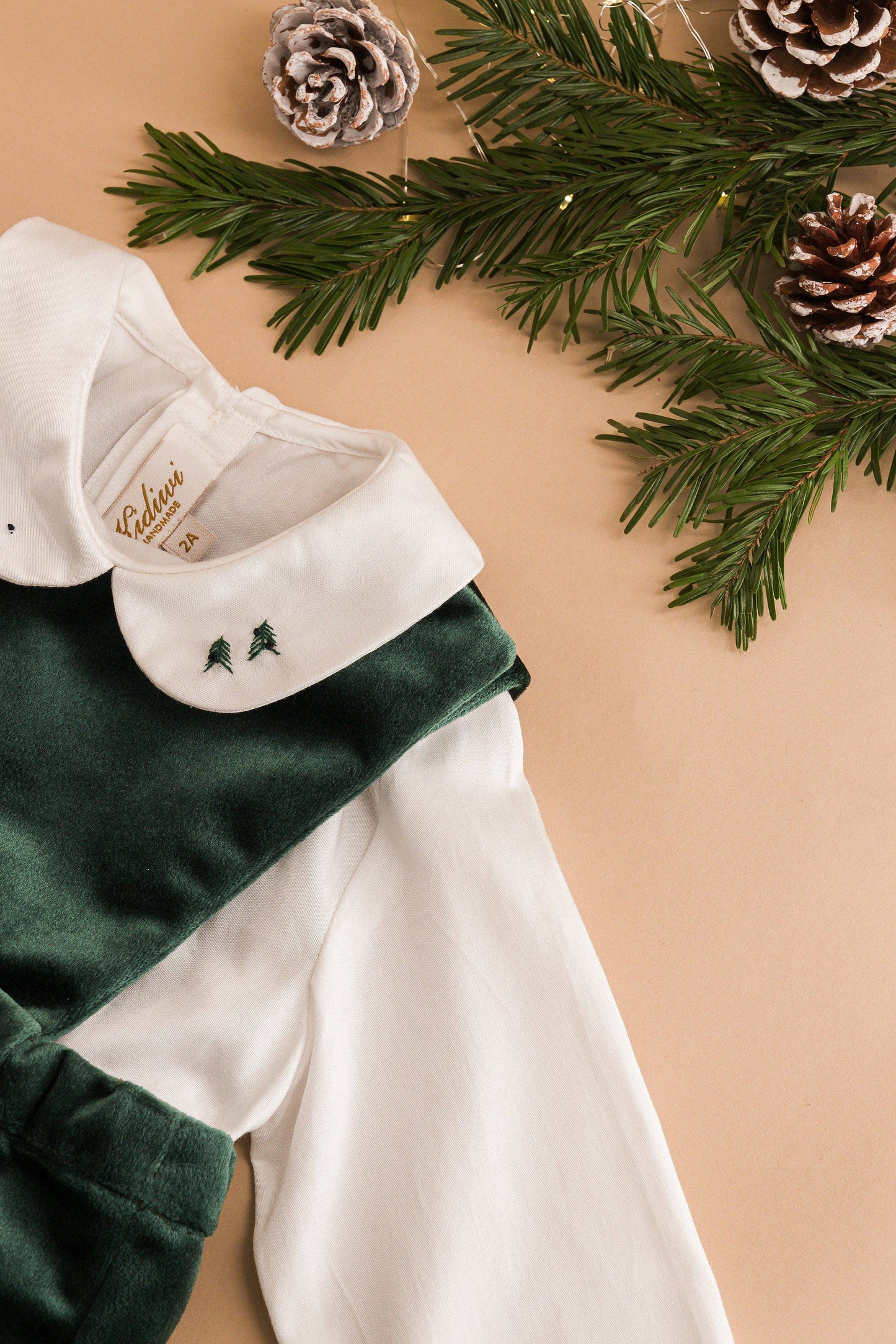 Harry, camicetta in twill bianco biologico con ricami di abeti verdi