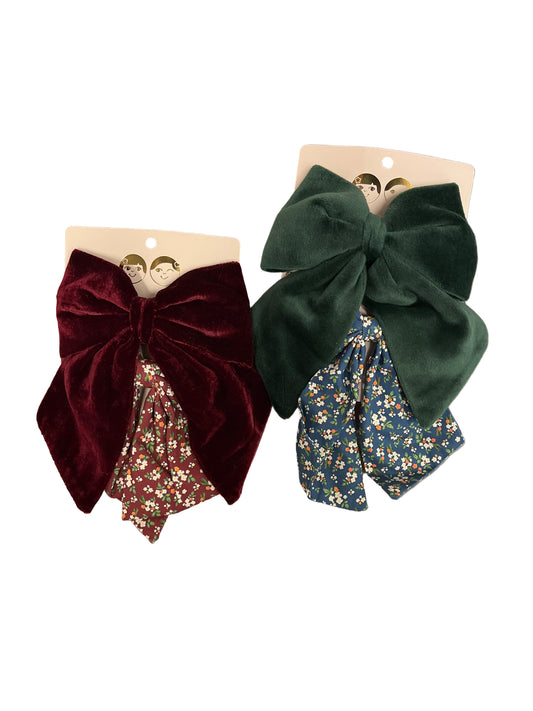 Confezione da 2 fermagli con fiocco.