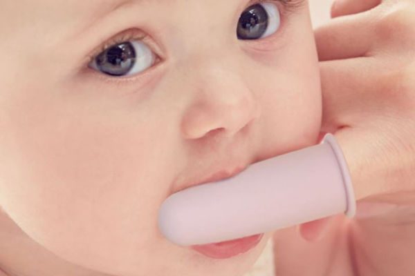 Spazzolino da dito in silicone con custodia - Soft Pink