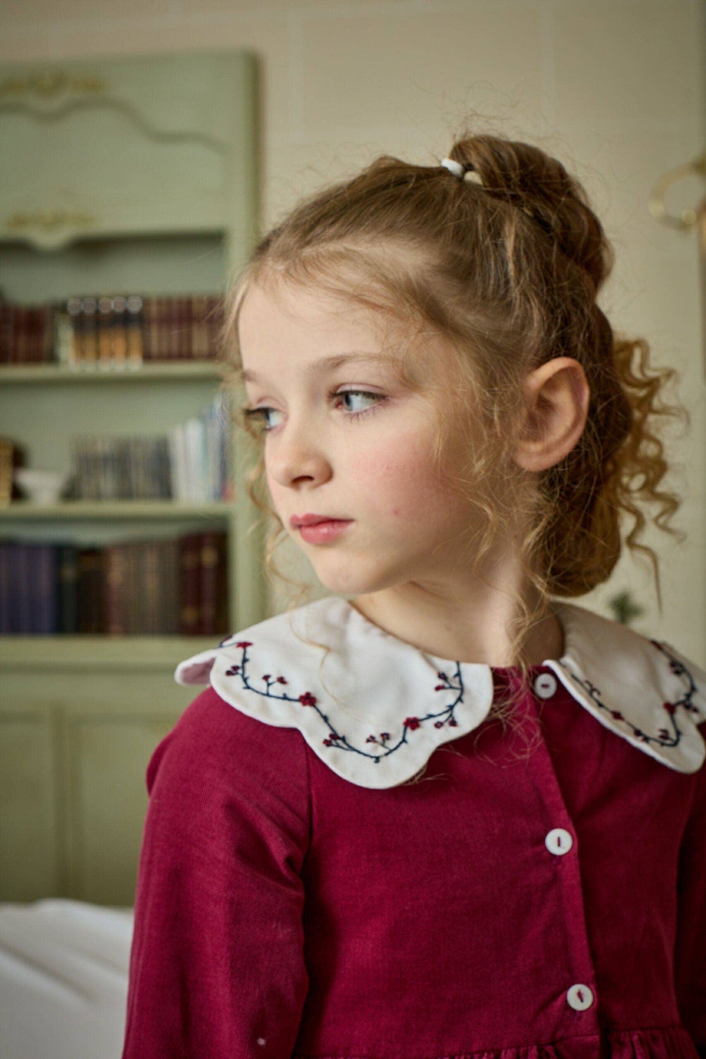 Colette, abito ricamato, in velluto a coste bordeaux