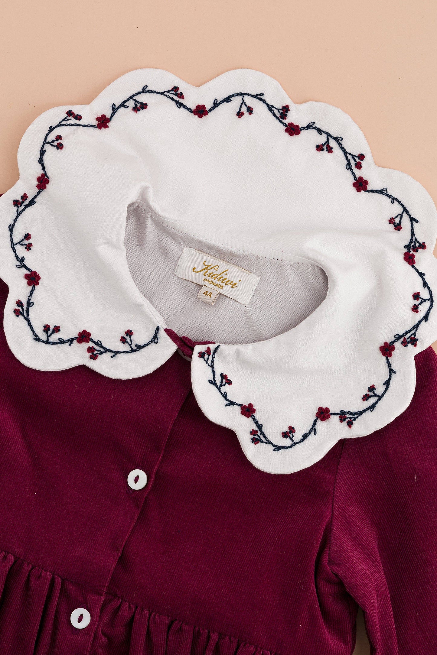 Colette, abito ricamato, in velluto a coste bordeaux