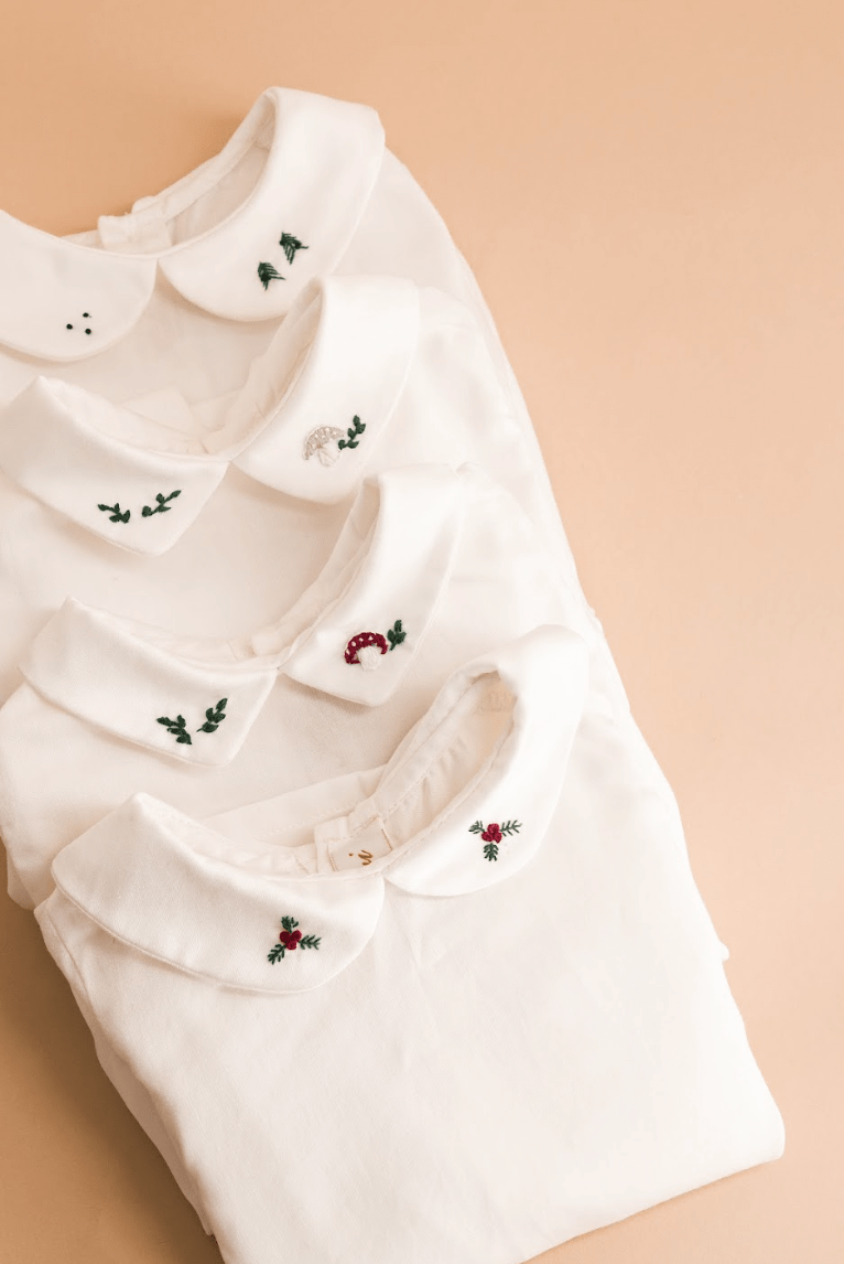 Harry, camicetta in twill bianco biologico con ricami di abeti verdi