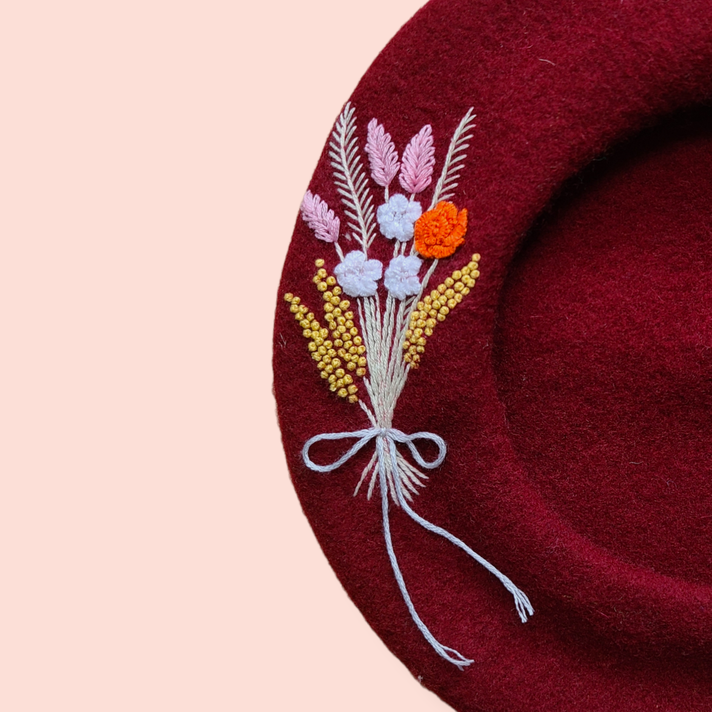 Berretto da bouquet di fiori in lana ricamato a mano
