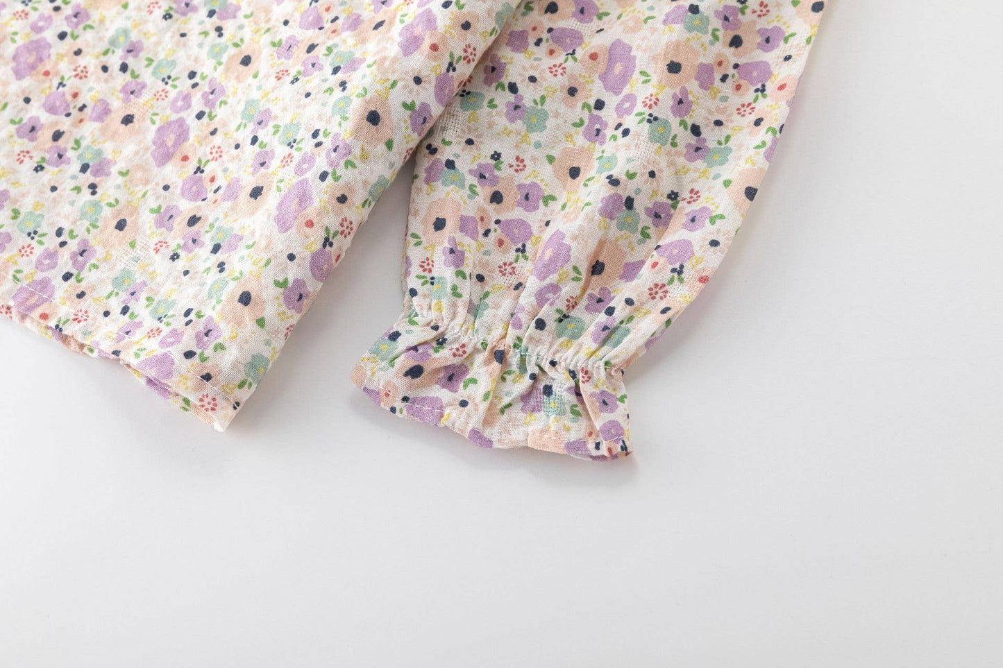 Blusa a maniche lunghe con colletto volant per neonata BGI95504